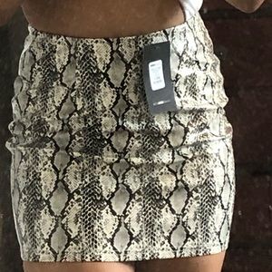 🍒 Snake Print Skirt